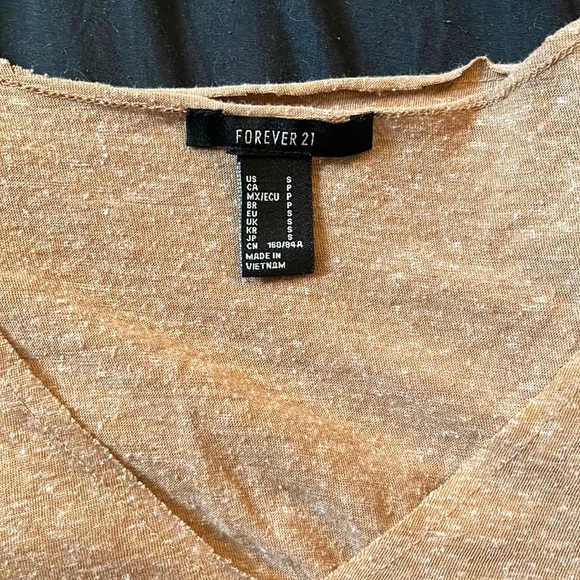 Cropped Basic V-Neck - Picture 2 of 2